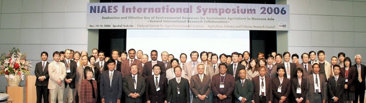 Photograph:  Participants to the international symposium NIAES 2006: Evaluation and Effective Use of Environmental Resources for Sustainable Agriculture in Monsoon Asia --Toward International Research Collaboration