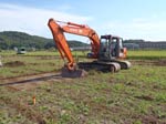 バックホウによる農地の表土削り取り（福島県）