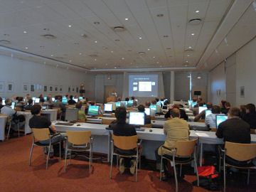 �Q�O�O�W�e�n�r�r�S�f��c�ł̃��[�N�V���b�v�̂悤���i�ʐ^�j