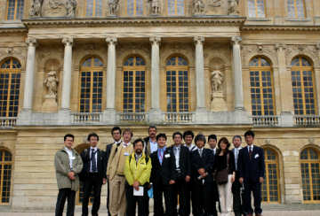 ヴェルサイユ宮殿を背景に日本側参加者全員とフランス側参加者(左から)Mench博士，Bertheau博士（写真）