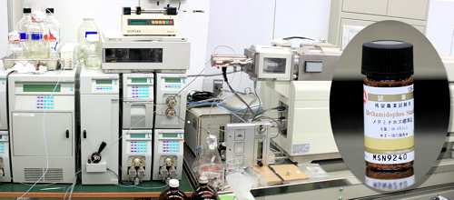 分析機器と農薬の標準品(写真)