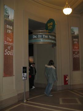 スミソニアン自然史博物館 土壌展の入り口（写真）