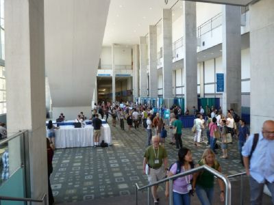 �o�^�J�E���^�[�̂���L�����r�[�ł�������̐l���ړ����A�����b�����Ă���i�ʐ^�j