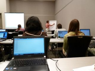 �Q���҂������m�[�g�p�\�R�����L���ĉ�͉��K�����Ă���i�ʐ^�j