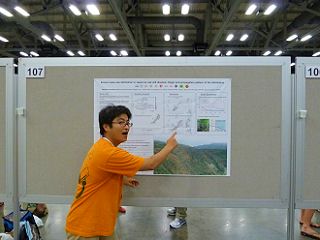 ���\�|�X�^�[�̑O�ŔM�ق�U�邤�񍐎ҁi�ʐ^�j