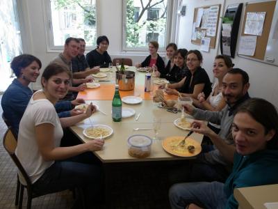 ���{�̃����o�[�����P�O�������傫�ȃe�[�u�����͂�Œ��H���i�ʐ^�j