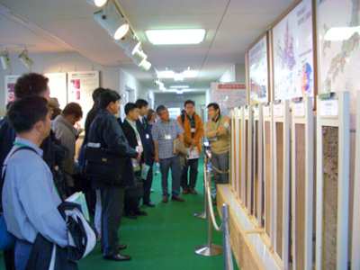 インベントリー展示館内で土壌モノリスを見学する参加者たち（写真）