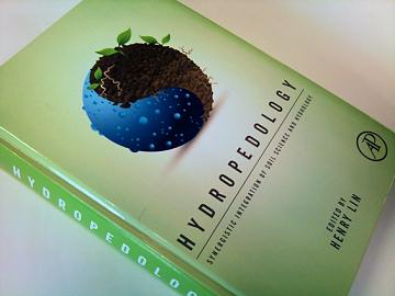 Hydropedology (2012, Academic Press) �̕\���i�ʐ^�j