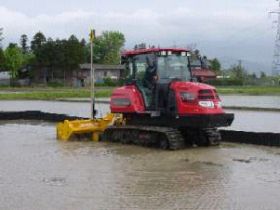 �����S���܂Ƃ����y����̍H���i�Q�j�h�a��������ȃg���N�^�Ő��c���̑ォ���������āA�y�뒆�̃J�h�~�E���𐅒��ɗn�����o���i�ʐ^�j