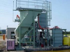 �����S���܂Ƃ����y����̍H���i�R�j���c�̐����������u�ɓ���A�J�h�~�E���𕪗��E�������i�ʐ^�j