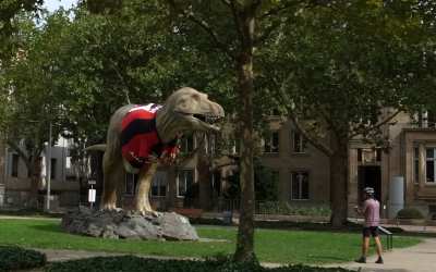 ティラノザウルスの像（写真）