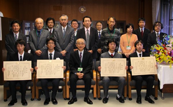 農業環境技術研究所の役員・関係幹部職員と表彰式後の記念写真（集合写真）