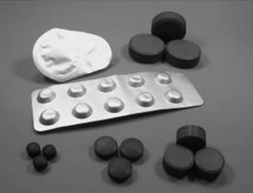 図１ 様々な微粉末活性炭タブレット （写真）；直径数ミリメートルから２センチメートル程度までのさまざまなサイズの錠剤に成形した微粉末活性炭