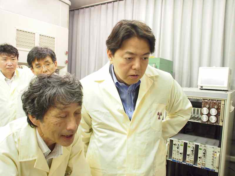 ゲルマニウム半導体検出器による測定手順についてご説明しました。 ゲルマニウム半導体検出器による放射性物質測定について林農林水産大臣にご説明(2013年9月3日 農環研)(写真)