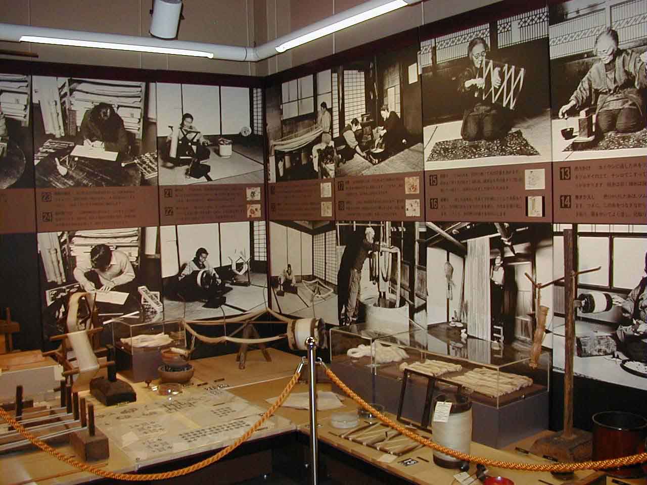 越後縮の紡織用具及び関連資料の展示の様子の写真