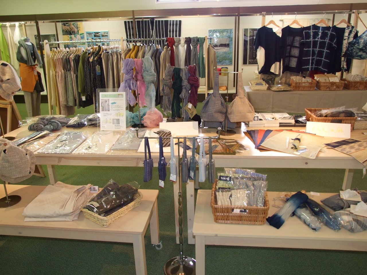 館内写真:麻製品を多数取り揃えております