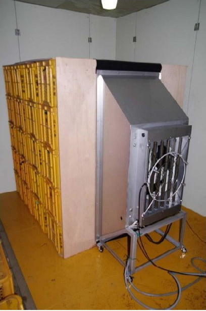 写真1 プレハブ冷蔵庫内の小型蒸熱処理防除装置